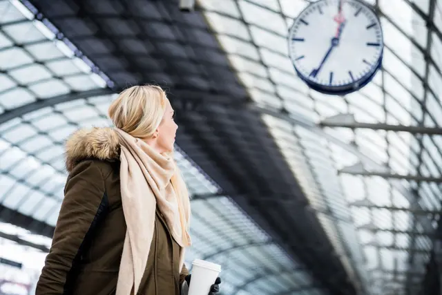 Wer mit der Bahn in Deutschland unterwegs ist, braucht nicht selten starke Nerven und viel Geduld. | Foto: Kzenon-stock.adobe.com (Symbolbild)