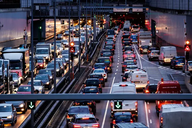 Im Berufsverkehr ist in Deutschlands nicht nur bei Autofahrern oft Geduld gefragt. Homeoffice kann die belasteten Autobahnen entlasten. 
 | Foto: Matthias Balk/dpa