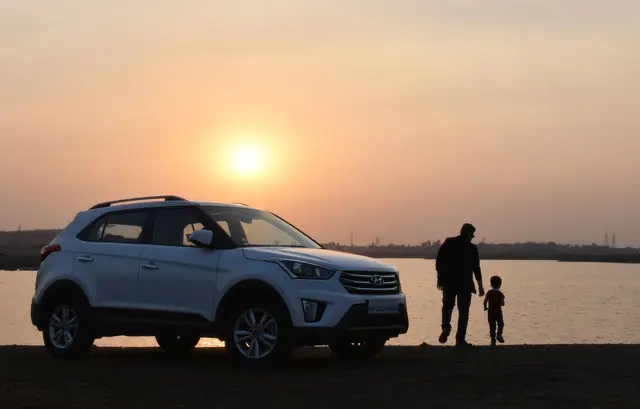 Foto: https://www.pexels.com/de-de/foto/schattenbild-des-mannes-und-des-kindes-nahe-weissem-hyundai-tucson-suv-wahrend-der-goldenen-stunde-1134857/ 