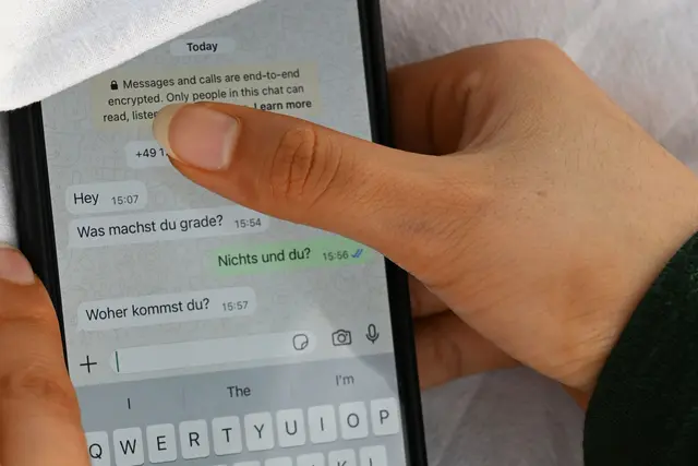 Beim Cybergrooming manipulieren Täter gezielt Kinder und Jugendliche. | Foto: Elisa Schu/dpa (Archivbild)