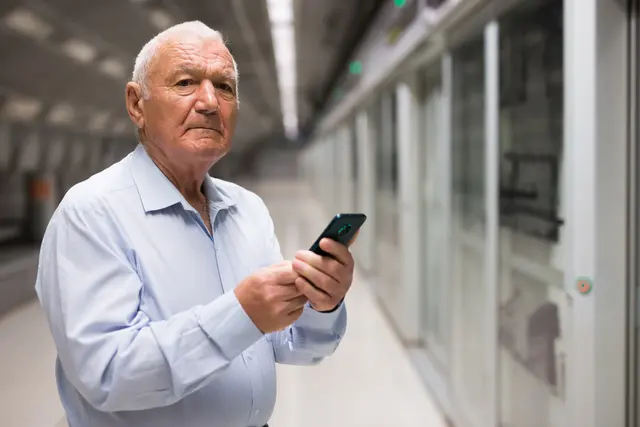 Dieser Senior schaut skeptisch: Ob sein Zug kommt? | Foto: JackF-stock.adobe.com (Symbolbild)