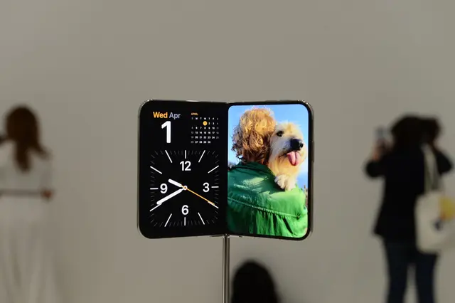 Auf dem iPhone Duo können zwei Apps nebeneinander laufen.
 | Foto: Andrej Sokolow/dpa