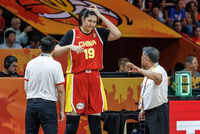 Die Chinesin Zhang Ziyu ist die mit Abstand größte Basketballerin bei der WM in Berlin. | Foto: Andreas Gora/dpa