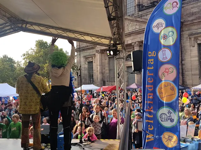 Fetzige Stimmung beim Weltkindertag, große und kleine Gäste sind vom Bühnenprogramm begeistert. | Foto: Stadt Nürnberg)