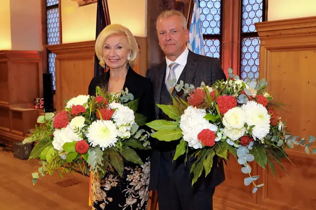 Die Stadt Nürnberg hat ihre höchste Auszeichnung – die Ehrenbürgerwürde – an Alt-Bügermeisterin Prof. Dr. Julia Lehner und an Alt-Oberbürgermeister Dr. Ulrich Maly verliehen. | Foto: Jürgen Friedrich