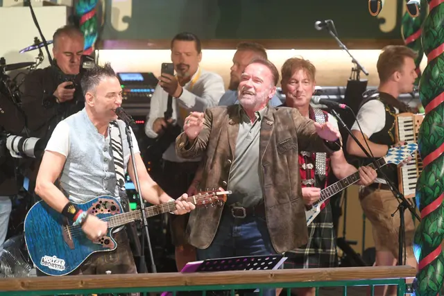 Die Wiesn bringt auch prominente Dirigenten hervor - wie hier Arnold Schwarzenegger (Archiv).
 | Foto: Felix Hörhager/dpa