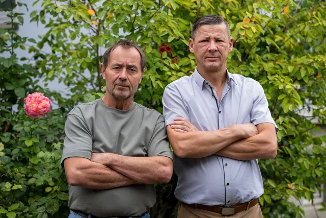 Walter Reininger (l) und Volker Schmitt bekamen die Courage-Medaille für ihr Eingreifen bei einer Messerattacke | Foto: Pia Bayer/dpa