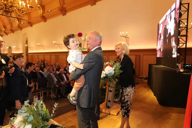 Besondere Rose für den Ehrenbürger Ulrich Maly.  | Foto: Jürgen Friedrich