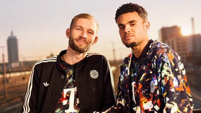Das Wiesn-Trikot der Bayern ist in diesem Jahr knallbunt, statt dezent. | Foto: FC Bayern München/dpa
