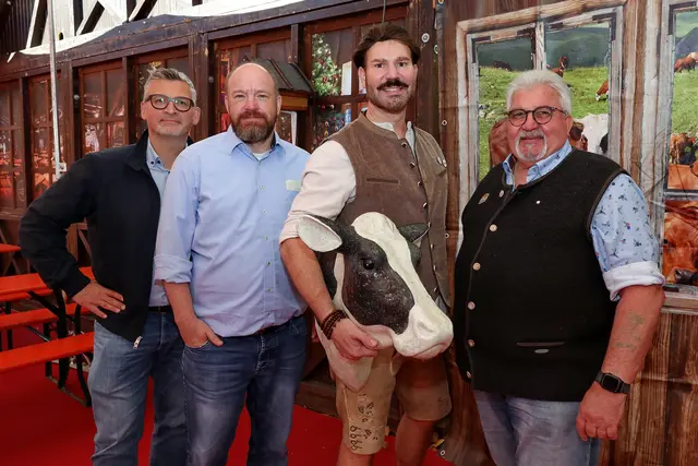 Heiko Linder, Sponsor N-Ergie, Programmkoordinator Rolf Billing, Wirte-Sprecher Christian Wagner und Michael Hagl, Vorsitzender des Altstadtfestvereins (v.l.).  | Foto: Jürgen Friedrich