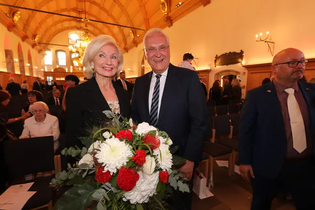 Auch Bayerns Innenminister Joachim Herrmann war zur Verleihung der Ehrenbürgerwürde (im Bild mit Prof. Dr. Julia Lehner) nach Nürnberg gekommen.  | Foto: Jürgen Friedrich