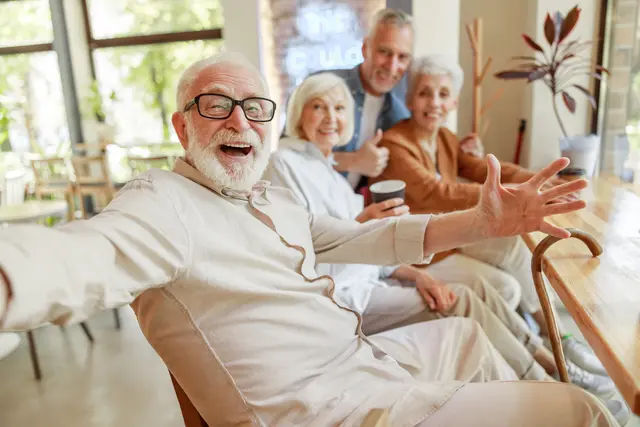 Am 1. Oktober ist Weltseniorentag! Seniorinnen und Senioren stehen an diesem Tag im Mittelpunkt.  | Foto:  Yakobchuk Olena
