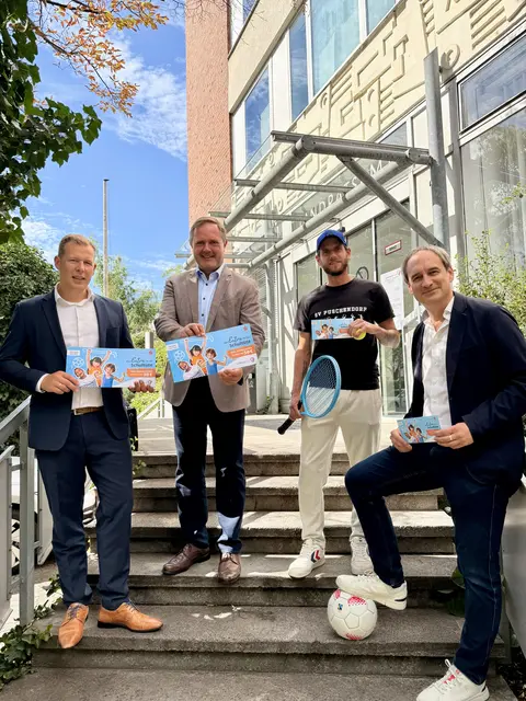 Bei der Präsentation des Sportgutscheins (v. l. n. r.): Kai Tusak (Vorstandsmitglied der Sparkasse Fürth), Bernd Obst (Landrat des Landkreises Fürth), Thomas Hennch (1. Vorsitzender des SV Puschendorf 1949 e. V.) und Roland Rottler (3. Vorstand des TSV 1946 Altenberg e. V.). | Foto: Landratsamt Fürth