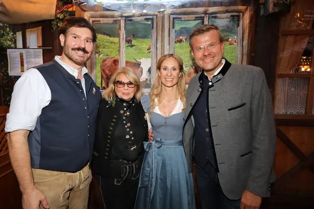 Wirtesprecher des Altstadtfestes Christian Wagner (l.) mit Kultwirtin Sissy Kleinke-Kühnel, Oberbürgermeister Marcus König (r.) mit Ehefrau Anke.  | Foto: Jürgen Friedrich