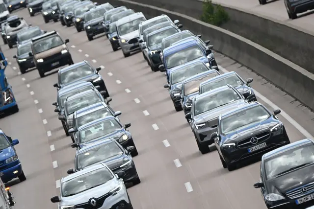Der ADAC zählte in den Sommerferien mehr Staus als vor einem Jahr. | Foto: Julian Stratenschulte/dpa