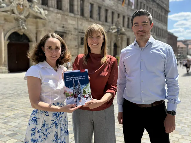 Wirtschafts- und Wissenschaftsreferentin Dr. Andrea Heilmaier, Handels-Zukunftsforscherin Theresa Schleicher sowie Dominik Hilse, Stab Innenstadt, mit der neuen Standortbroschüre „Innenstadt Nürnberg: Der Erfolgsstandort für Handel &amp; Gastronomie“ (v.l.). | Foto: Florian Ehlert / Stadt Nürnberg