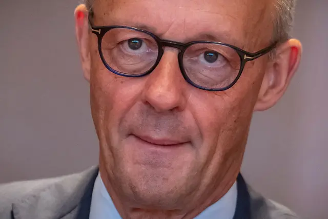 Vor den Wahlen in Berlin und Mecklenburg-Vorpommern ist die Lage für Kanzler Merz schwierig. Man versucht zu retten, was zu retten ist.  | Foto: Michael Kappeler/dpa