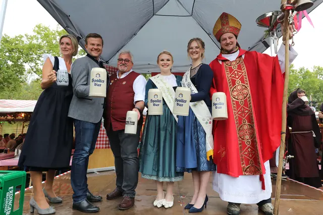 Gesegnet und in Gesellschaft von charmanten Damen bei der Eröffnung des Nürnberger Altstadtfestes: Oberbürgermeister Marcus König (2.v.l.) und Michael Hagl, Vorsitzender des Altstadtfestvereins (3. v.l.).  | Foto: Jürgen Friedrich