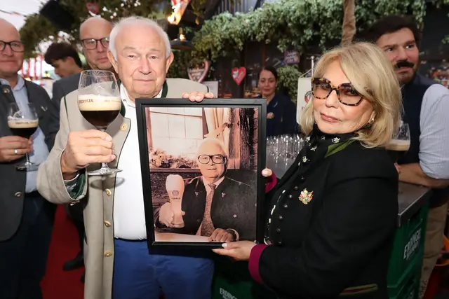 Ministerpräsident a. D. Dr. Günther Beckstein und die langjährige Kult-Wirtin des Kuhstalls Sissy Kleinke-Kühnel mit dem Portrait des erst kürzlich verstorbenen Werner Brombach, Inhaber und Geschäftsführer der Erdinger Weißbräu.  | Foto: Jürgen Friedrich