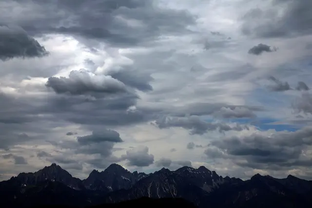 Zu Wochenbeginn war der Himmel über den Allgäuer Alpen noch wolkenverhangen. Am heutigen Mittwoch könnte es ähnlich aussehen. | Foto: Karl-Josef Hildenbrand/dpa