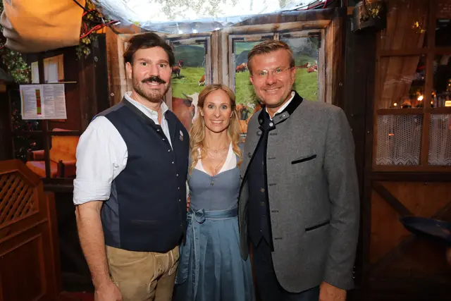 OB Marcus König (r.)  mit Ehefrau Anke und Kuhstall-Wirt Christian Wagner.  | Foto: Jürgen Friedrich