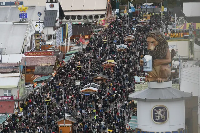 Im vergangenen Jahr kam es kurzzeitig zur Überfüllung des Festgeländes.  | Foto: Felix Hörhager/dpa