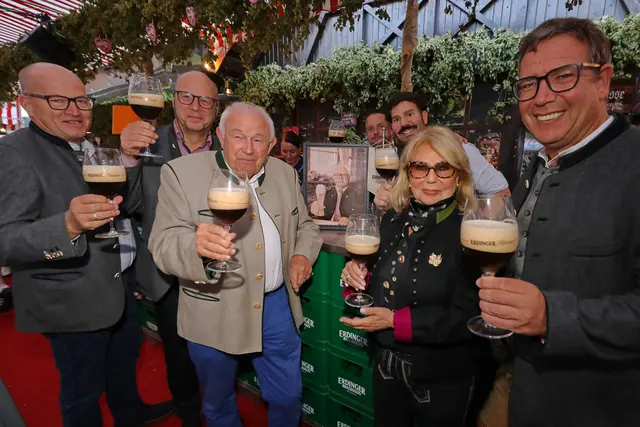 Ministerpräsident a.D. Dr. Günther Beckstein mit Sissy Kleinke-Kühnel (Mitte) und der Geschäftsführung der Erdinger Bräu, im Hintergrund rechts der Wirte-Sprecher des Altstadtfestes und Kuhstall-Wirt Christian Wagner.  | Foto: Jürgen Friedrich