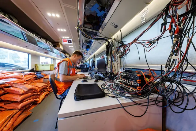In einem Waggon ist ein Testlabor eingerichtet. | Foto: Daniel Karmann/dpa