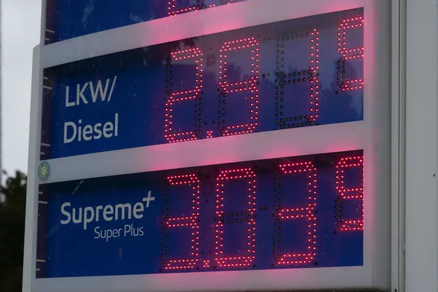 Vereinzelt sprangen Preise bereits über die Marke von 3 Euro je Liter. | Foto: Sven Kaeuler/dpa