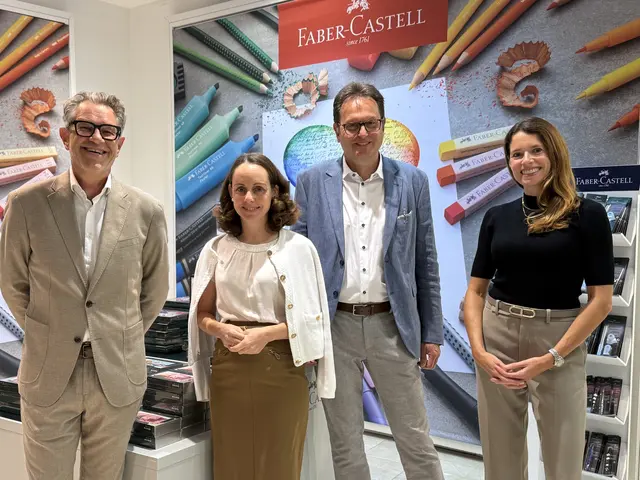 Eröffnung des Pop-up-Stores von Faber-Castell im ehemaligen Kaufhof (v.l.): Thomas Weckerlein, Vorstandsvorsitzender der Rudolf Wöhrl SE, Wirtschafts- und Wissenschaftsreferentin Dr. Andrea Heilmaier, Stefan Matschke, Vertriebsleiter DACH Faber-Castell, und ⁠Eva Störrlein, Marketingleitung DACH Faber-Castell. | Foto: Florian Ehlert / Stadt Nürnberg