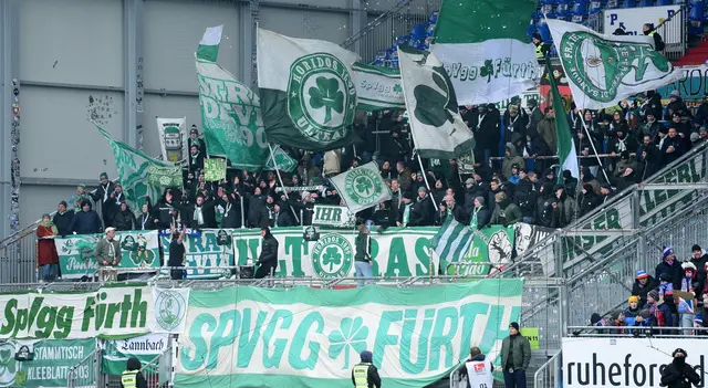 Die Fans wollen den alten Namen «SpVgg Fürth» zurück und das «Greuther» streichen. (Archivbild) | Foto: Daniel Bockwoldt/dpa