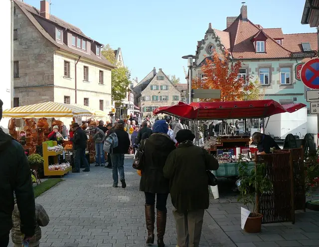 Der Zirndorfer Herbstmarkt mit verkaufsoffenem Sonntag am 18. Oktober 2026. | Foto: Tourist Information Zirndorf
