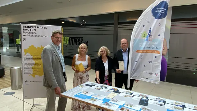 Steins Erster Bürgermeister Bertram Höfer (rechts) machte sich mit Centermanagerin Maria Rousopoulus (2.v.l.) und den städtischen Mitarbeitern Monika Hetterich und Wolfgang Schaffrien ein Bild von der Ausstellung. | Foto: Stadt Stein