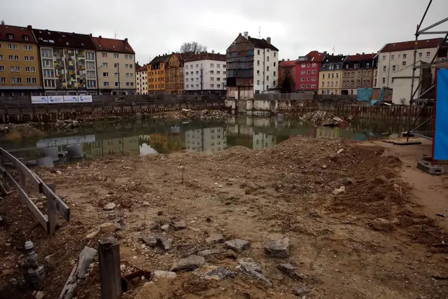 Seit Jahren geht das so: Fortschreitende Verwahrlosung am Nürnberger Aufseßplatz. Jetzt soll im Herbst 2026 der Baubeginn starten.  | Foto: Jürgen Friedrich
