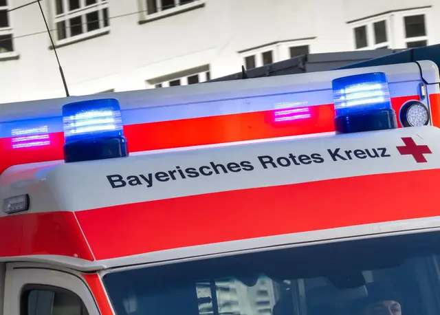 Der Rettungsdienst brachte den Mann ins Krankenhaus. (Symbolbild) | Foto: Peter Kneffel/dpa
