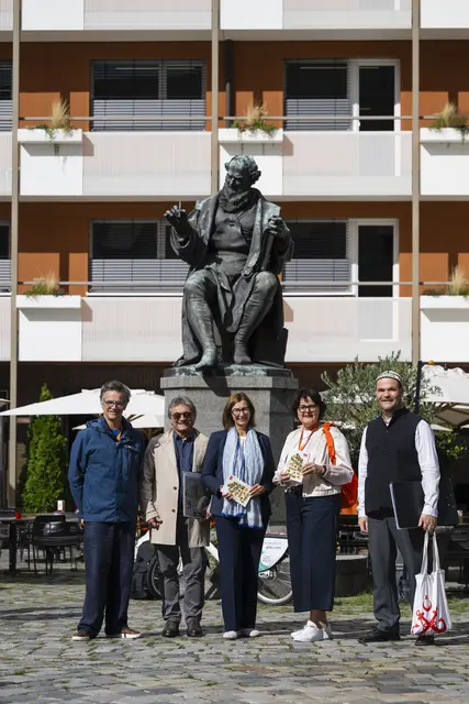 Rainer Pirzkall (Leitung Projektbüro), Dr. Walter Bauernfeind (Leitung Stadtarchiv Nürnberg), Gerda Peter (Geschäftsführung ESW – Evangelisches Siedlungswerk, Hauptsponsor 2026) und Beate Treffkorn (Leitung Unternehmenskommunikation Sparkasse Nürnberg, Hauptsponsor 2026) und Dr. Felix Schönrock (Stadtarchiv Nürnberg) bei der Eröffnungsführung der Stadt(ver)führungen zum Leben von Hans Sachs. | Foto: Uwe Niklas