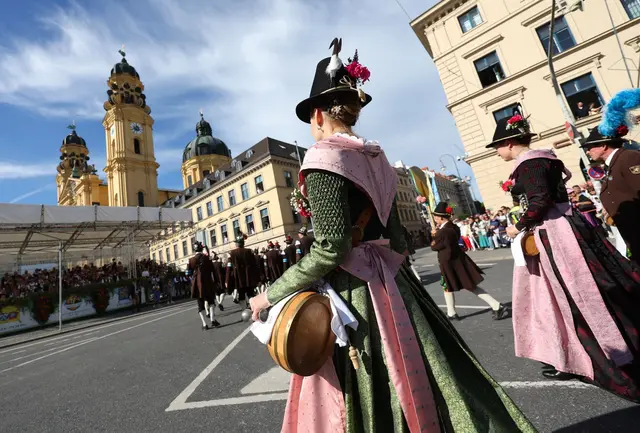 9.000 Trachtler ziehen durch die Stadt zum Festgelände.

 | Foto: Karl-Josef Hildenbrand/dpa