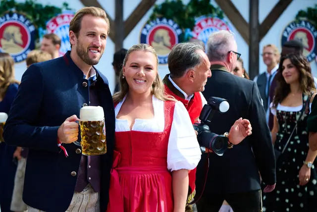 Harry Kane und seine Frau Katie Goodland feiern im Käferzelt.
 | Foto: Sven Hoppe/dpa