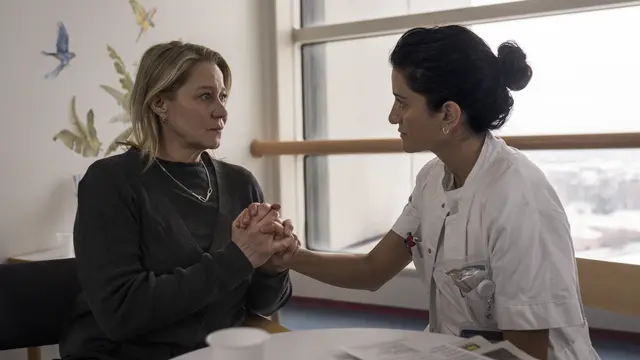 Trine Dyrholm (links) und Özlem Saglanmak in "Nachbeben". Ab 25. September als DVD und Blu-ray erhältlich. | Foto: © 2026 Lighthouse