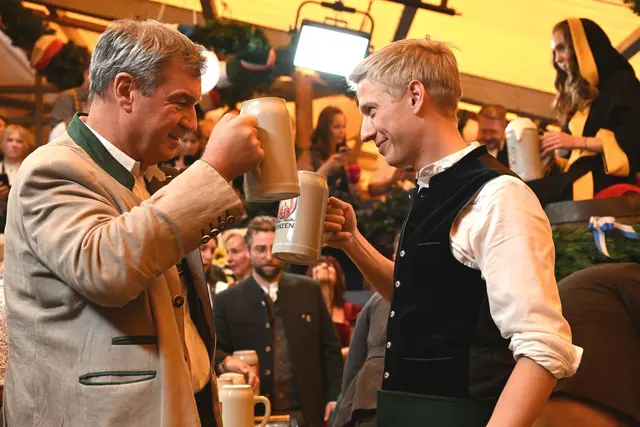 Auf eine friedliche Wiesn mit dem bayerischen Ministerpräsidenten! Die Premiere für den neuen Oberbürgerbürgermeister dauerte allerdings nur kurz.  | Foto: Sven Hoppe/dpa