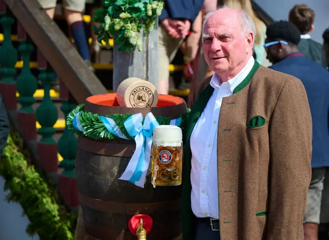 Der FC-Bayern feierte auf der Wiesn - mit dabei Expräsident Hoeneß. 
 | Foto:  Sven Hoppe/dpa