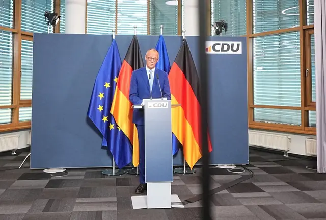 Merz spricht von einem «Desaster», will aber weitermachen. | Foto: © Michael Kappeler/dpa