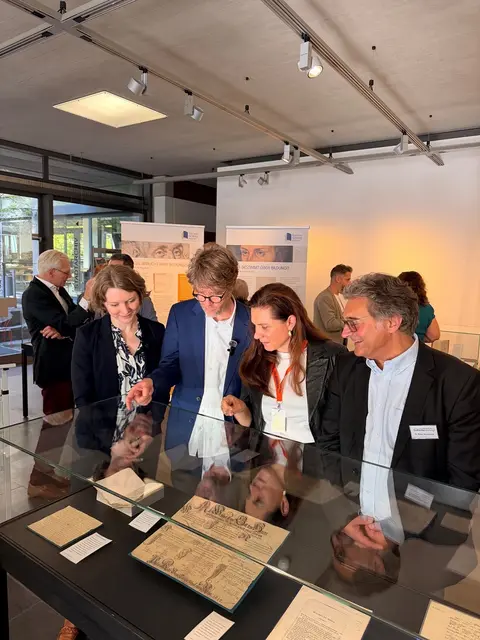 Eröffnung der Ausstellung „Das kann Schule machen: Von Melanchthon zur Bildungsstadt Nürnberg“ im Stadtarchiv Nürnberg (v.l.): Dr. Antonia Landois, Stadtarchiv Nürnberg, Dr. Mathias Rösch, Schulmuseum Nürnberg, Bildungsreferentin Cornelia Trinkl und Dr. Walter Bauernfeind, Leiter des Stadtarchivs Nürnberg. | Foto: Nina Bezold, Stadt Nürnberg 