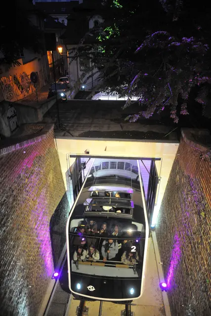 In Prag ist die Standseilbahn auf den Hausberg Petrin (Laurenziberg) nach zweijährigen Bauarbeiten mit neuen Fahrzeugen wiedereröffnet worden. | Foto: Michael Heitmann/dpa