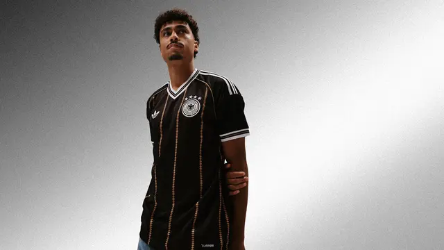 Die Nationalmannschaft trägt das Abschiedsshirt von Ausrüster Adidas früher als gedacht.  | Foto: -/DFB/dpa