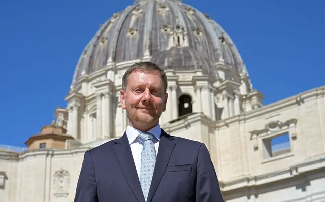 Sachsens Regierungschef Michael Kretschmer bringt dem Papst einen Christstollen mit. | Foto: Malin Wunderlich/dpa