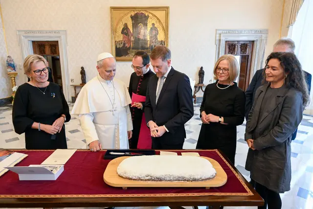Ministerpräsident Michael Kretschmer schenkte Papst Leo XIV. einen Christstollen aus dem Erzgebirge. | Foto: Vatican Media/IPA via ZUMA Press/dpa