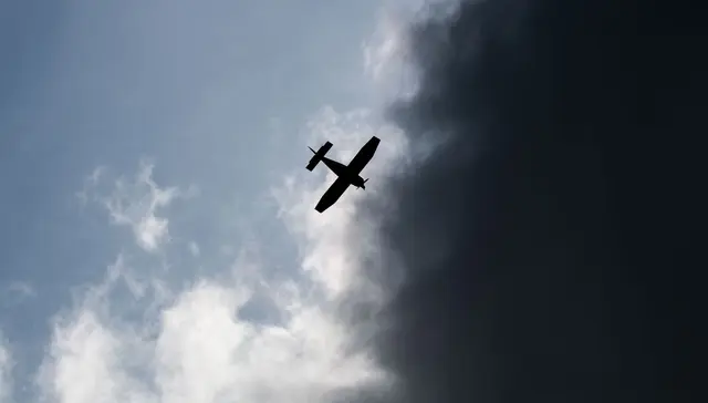 Nach einem Motorausfall landete ein Pilot sein Kleinflugzeug in einem Maisfeld bei Betzenstein. (Symbolbild) | Foto: Julian Stratenschulte/dpa