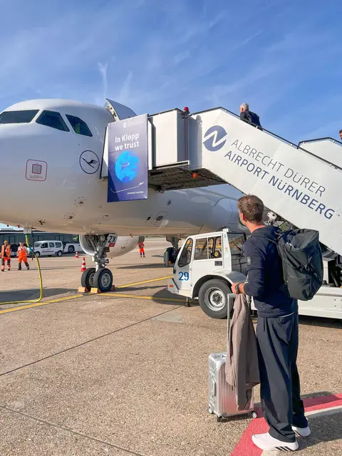 Reise zum  UEFA-Nations-League-Spiel gegen die Niederlande. | Foto:  Simon Rein / Airport Nürnberg