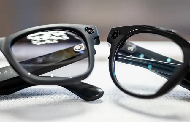 Smart Glasses sind umstritten, da sie andere Menschen oft weitestgehend unbemerkt filmen können. (Archivbild) | Foto: Christoph Schmidt/dpa
